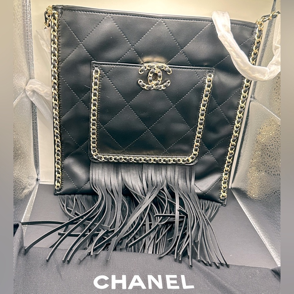 NEVER USED: Limited edition cruise 2022 collection fringe shopper